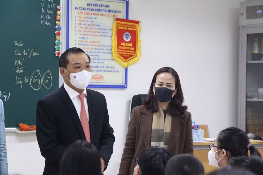 Đoàn công tác ân cần dặn dò và lưu ý các em học sinh về nguyên tắc phòng dịch trong trường học.