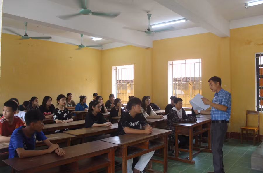 Thí sinh nghe phổ biến quy chế thi tại Hội đồng thi Trường THPT Hoằng Hóa 4. (Ảnh: LT)