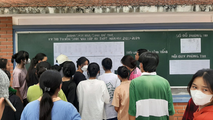 Thí sinh xem số báo danh tại Hội đồng thi Trường THPT Triệu Sơn 3 (Triệu Sơn, Thanh Hóa). (Ảnh: LT)