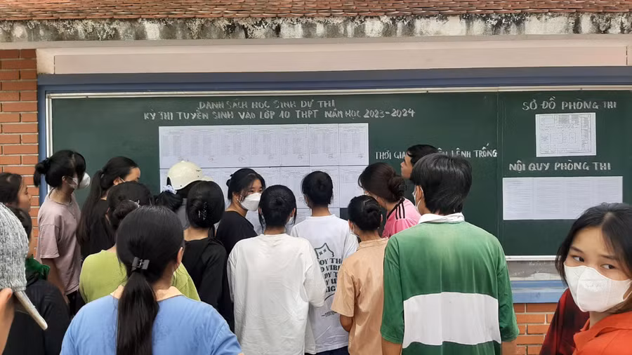 Thí sinh xem số báo danh tại Hội đồng thi Trường THPT Triệu Sơn 3 (Triệu Sơn, Thanh Hóa). (Ảnh: LT)