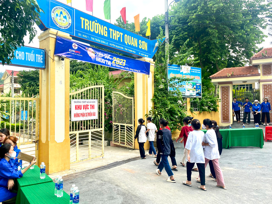 Thí sinh đến làm thủ tục dự thi tại Trường THPT Quan Sơn (Quan Sơn, Thanh Hóa).