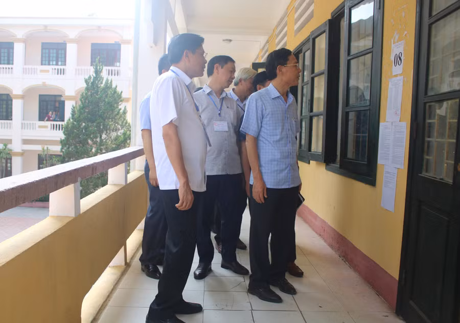 Ông Đầu Thanh Tùng - Phó Chủ tịch UBND tỉnh Thanh Hóa (đầu tiên từ phải qua) kiểm tra công tác tổ chức thi tại Trường THPT Lương Đắc Bằng (Hoằng Hóa, Thanh Hóa). Ảnh: LT.