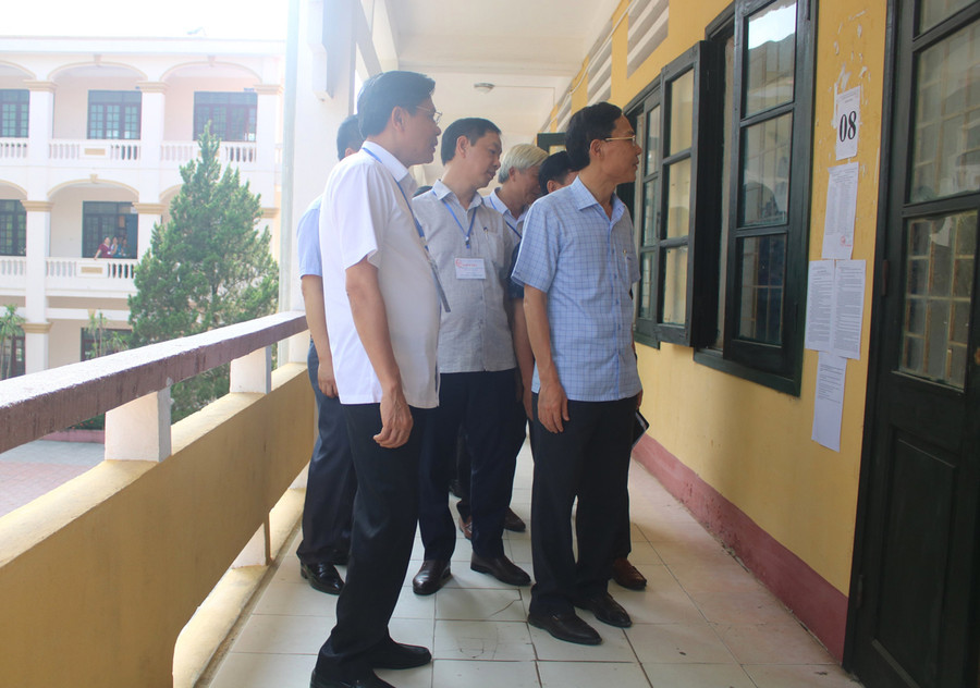 Ông Đầu Thanh Tùng - Phó Chủ tịch UBND tỉnh Thanh Hóa (đầu tiên từ phải qua) kiểm tra công tác tổ chức thi tại Trường THPT Lương Đắc Bằng (Hoằng Hóa, Thanh Hóa). Ảnh: LT.