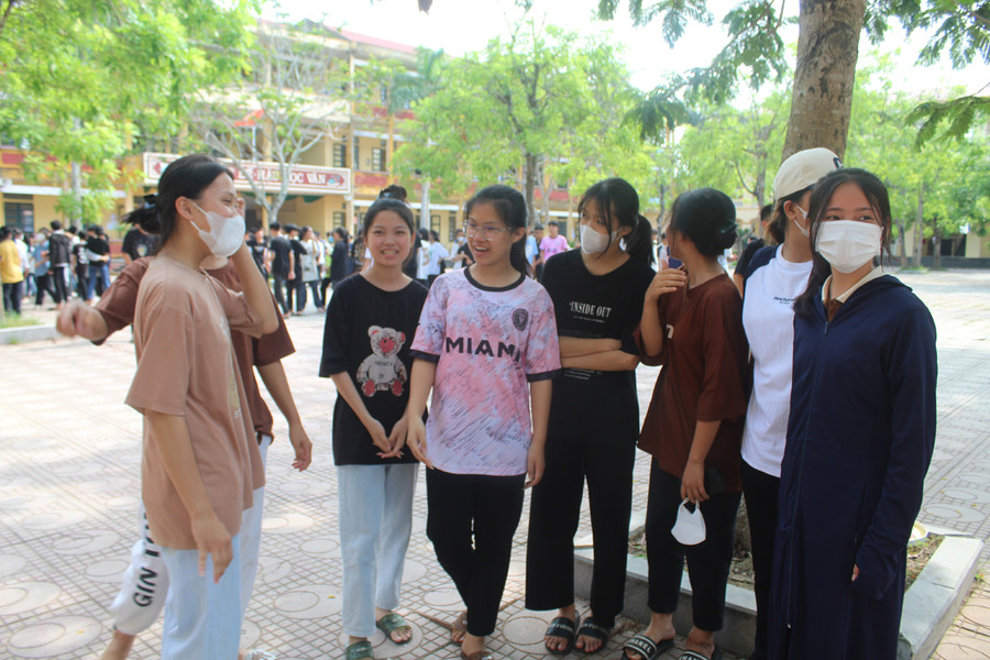 Các thí sinh vui vẻ sau khi hoàn thành thủ tục dự thi vào lớp 10 THPT tại Trường THPT Hoằng Hóa 4. Ảnh: LT.