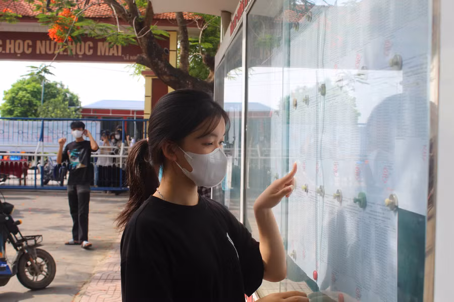 Thí sinh Lê Thị Mai, Trường THCS Tố Như (Hoằng Hóa) xem số báo danh tại Hội đồng thi Trường THPT Hoằng Hóa 4 (Hoằng Hóa). Ảnh: LT.