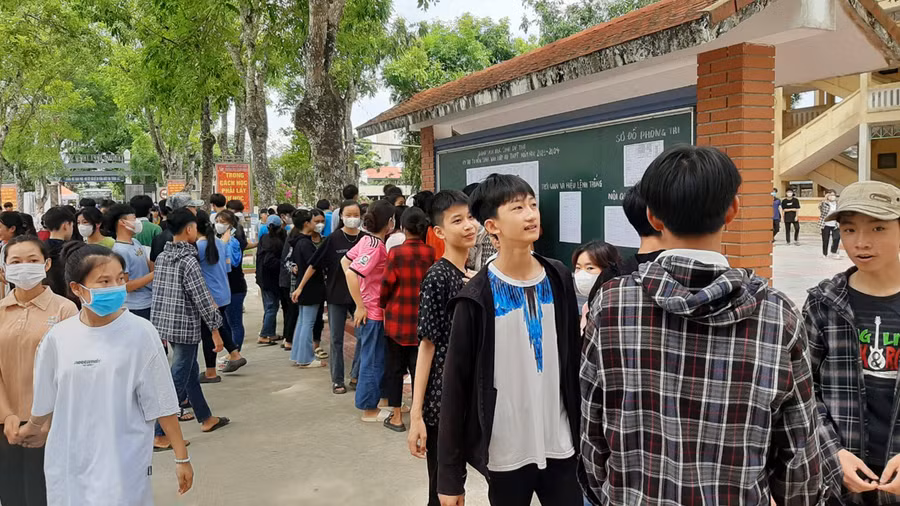 Sĩ tử xem số báo danh tại Hội đồng thi Trường THPT Triệu Sơn 3 (Triệu Sơn, Thanh Hóa).