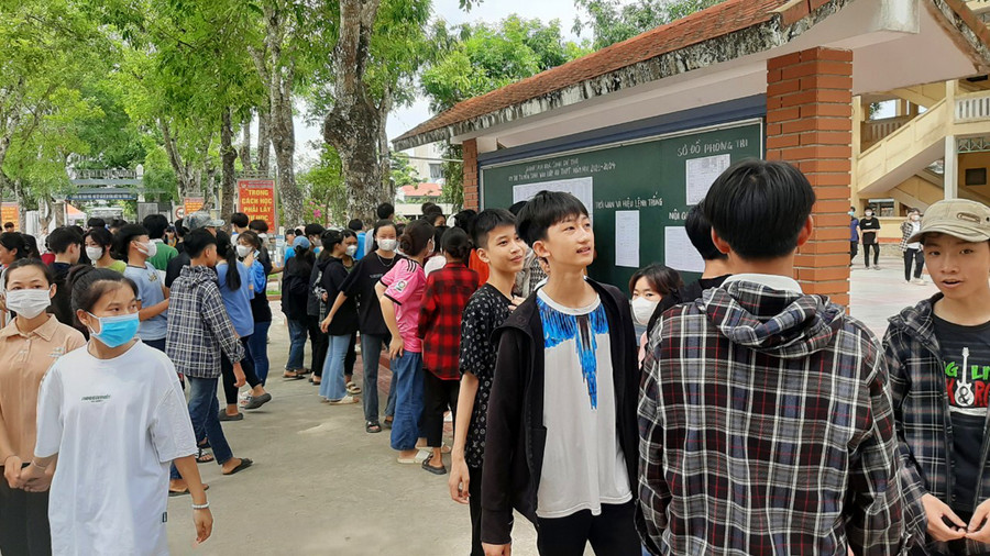 Sĩ tử xem số báo danh tại Hội đồng thi Trường THPT Triệu Sơn 3 (Triệu Sơn, Thanh Hóa).