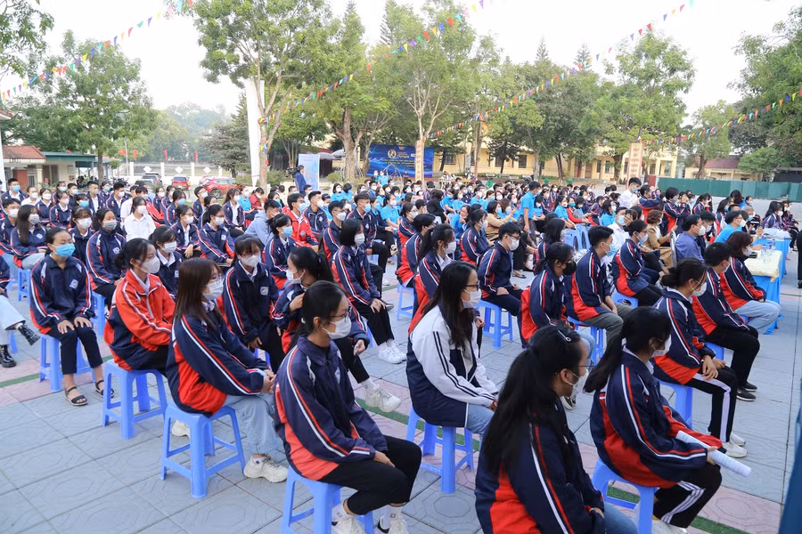 Do tình hình dịch bệnh Covid-19 đang diễn biến phức tạp, quy mô sự kiện chỉ khoảng 300 người. Mọi người tuân thủ, thực hiện nghiêm chỉnh 5K trong buổi lễ chào mừng.