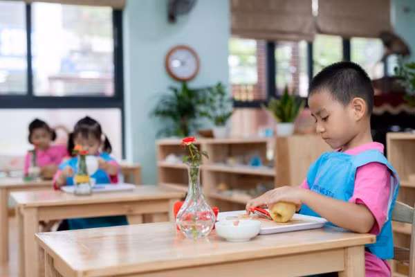 Môi trường Montessori chuẩn dạy trẻ tự lập và hạnh phúc trong mọi việc