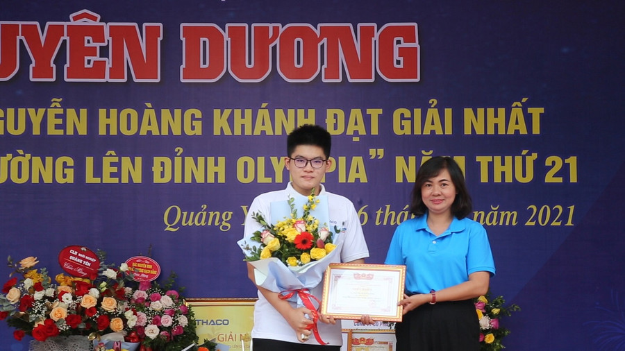 Đại diện nhà trường tặng bằng khen chúc mừng thành công của Hoàng Khánh. Đại diện nhà trường tặng bằng khen chúc mừng thành công của Hoàng Khánh.