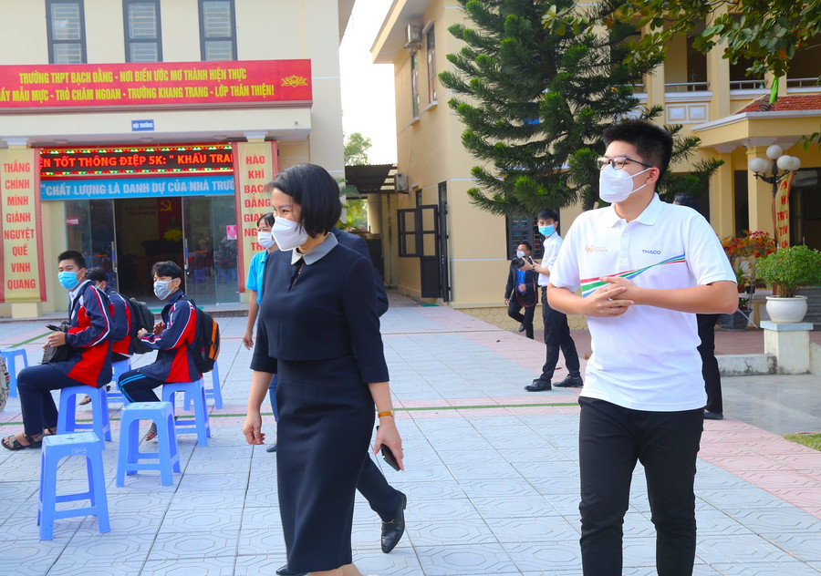 Chủ nhân của vòng nguyệt quế Nguyễn Hoàng Khánh cùng gia đình bước vào sân trường trong sự chào đón nồng nhiệt của mọi người. Chủ nhân của vòng nguyệt quế Nguyễn Hoàng Khánh cùng gia đình bước vào sân trường trong sự chào đón nồng nhiệt của mọi người.