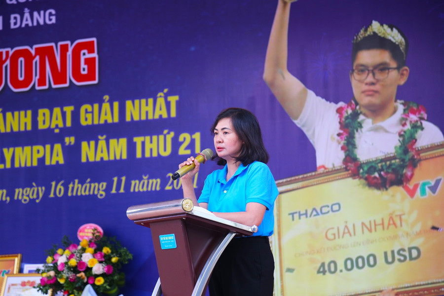 Cô giáo Bùi Thị Hải Yến, Hiệu trưởng Trường THPT Bạch Đằng chia sẻ: "Tôi rất cảm ơn gia đình của em Nguyễn Hoàng Khánh, cũng như các bậc phụ huynh học sinh nhà trường đã có công giáo dưỡng, đồng hành và chia sẻ cùng các con. Để ngày hôm nay chúng tôi có một học sinh xuất sắc như Hoàng Khánh, một niềm tự hào của mái trường THPT mang tên dòng sông Bạch Đằng lịch sử". Cô giáo Bùi Thị Hải Yến, Hiệu trưởng Trường THPT Bạch Đằng chia sẻ: "Tôi rất cảm ơn gia đình của em Nguyễn Hoàng Khánh, cũng như các bậc phụ huynh học sinh nhà trường đã có công giáo dưỡng, đồng hành và chia sẻ cùng các con. Để ngày hôm nay chúng tôi có một học sinh xuất sắc như Hoàng Khánh, một niềm tự hào của mái trường THPT mang tên dòng sông Bạch Đằng lịch sử".