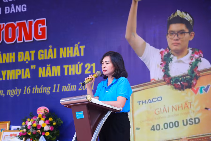 Cô giáo Bùi Thị Hải Yến, Hiệu trưởng Trường THPT Bạch Đằng chia sẻ: "Tôi rất cảm ơn gia đình của em Nguyễn Hoàng Khánh, cũng như các bậc phụ huynh học sinh nhà trường đã có công giáo dưỡng, đồng hành và chia sẻ cùng các con. Để ngày hôm nay chúng tôi có một học sinh xuất sắc như Hoàng Khánh, một niềm tự hào của mái trường THPT mang tên dòng sông Bạch Đằng lịch sử".