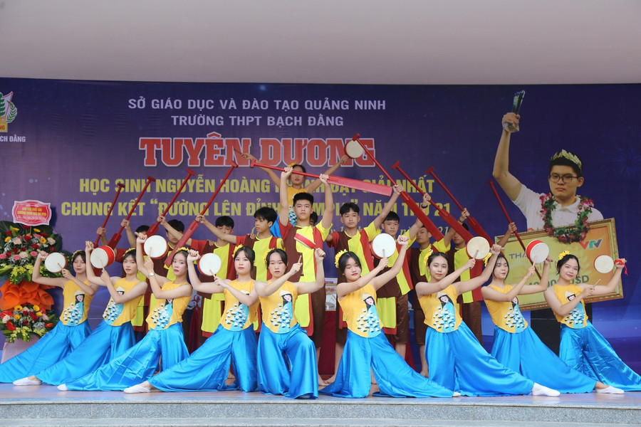 Khoảnh khắc nhà vô địch Olympia Nguyễn Hoàng Khánh đưa vòng nguyệt quế về trường ảnh 4 Khoảnh khắc nhà vô địch Olympia Nguyễn Hoàng Khánh đưa vòng nguyệt quế về trường ảnh 4