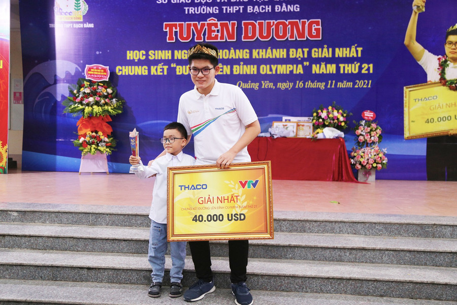 Hoàng Khánh chụp ảnh cùng fan nhí. Hoàng Khánh chụp ảnh cùng fan nhí.