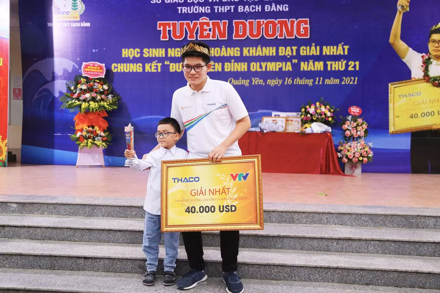 Hoàng Khánh chụp ảnh cùng fan nhí.