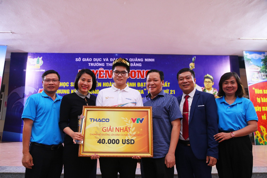 Ban giám hiệu trường THPT Bạch Đằng chụp ảnh chung vui cùng gia đình Khánh. Ban giám hiệu trường THPT Bạch Đằng chụp ảnh chung vui cùng gia đình Khánh.