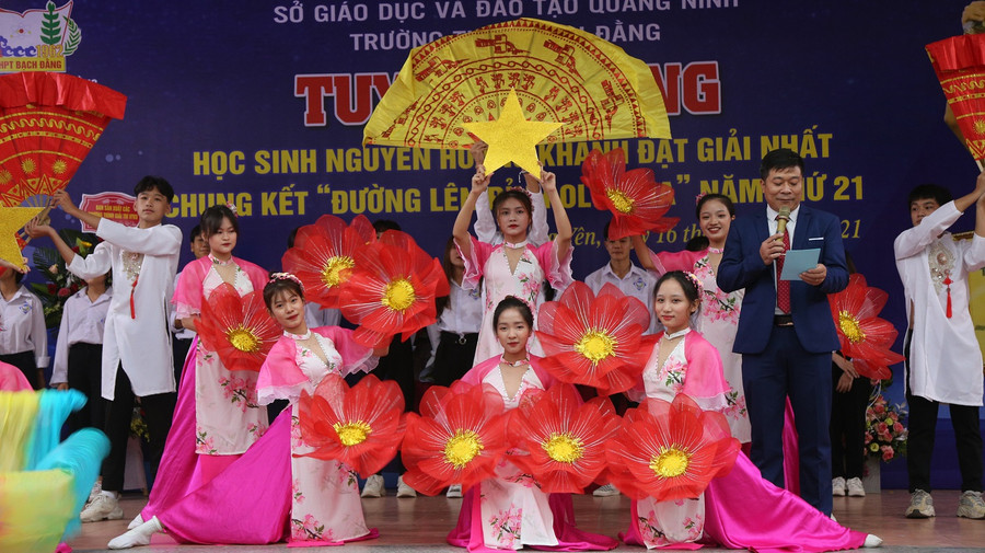 Chương trình văn nghệ đặc biệt với các tiết mục múa "Mái đình làng biển", "Quảng Yên bình minh ngày mới"... và biểu diễn võ thuật đến từ CLB văn nghệ xung kích của trường. Chương trình văn nghệ đặc biệt với các tiết mục múa "Mái đình làng biển", "Quảng Yên bình minh ngày mới"... và biểu diễn võ thuật đến từ CLB văn nghệ xung kích của trường.