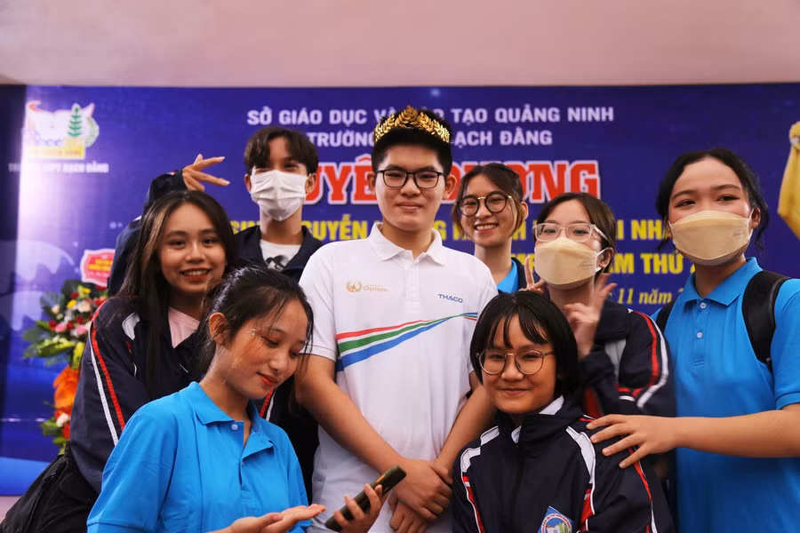 Các bạn học sinh thích thú khi được chụp ảnh cùng thần tượng.