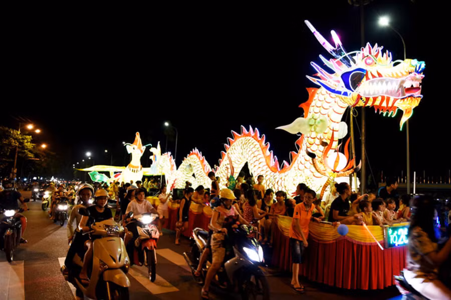 Rước mô hình đèn Trung thu trên đường phố trong Lễ hội Thành Tuyên