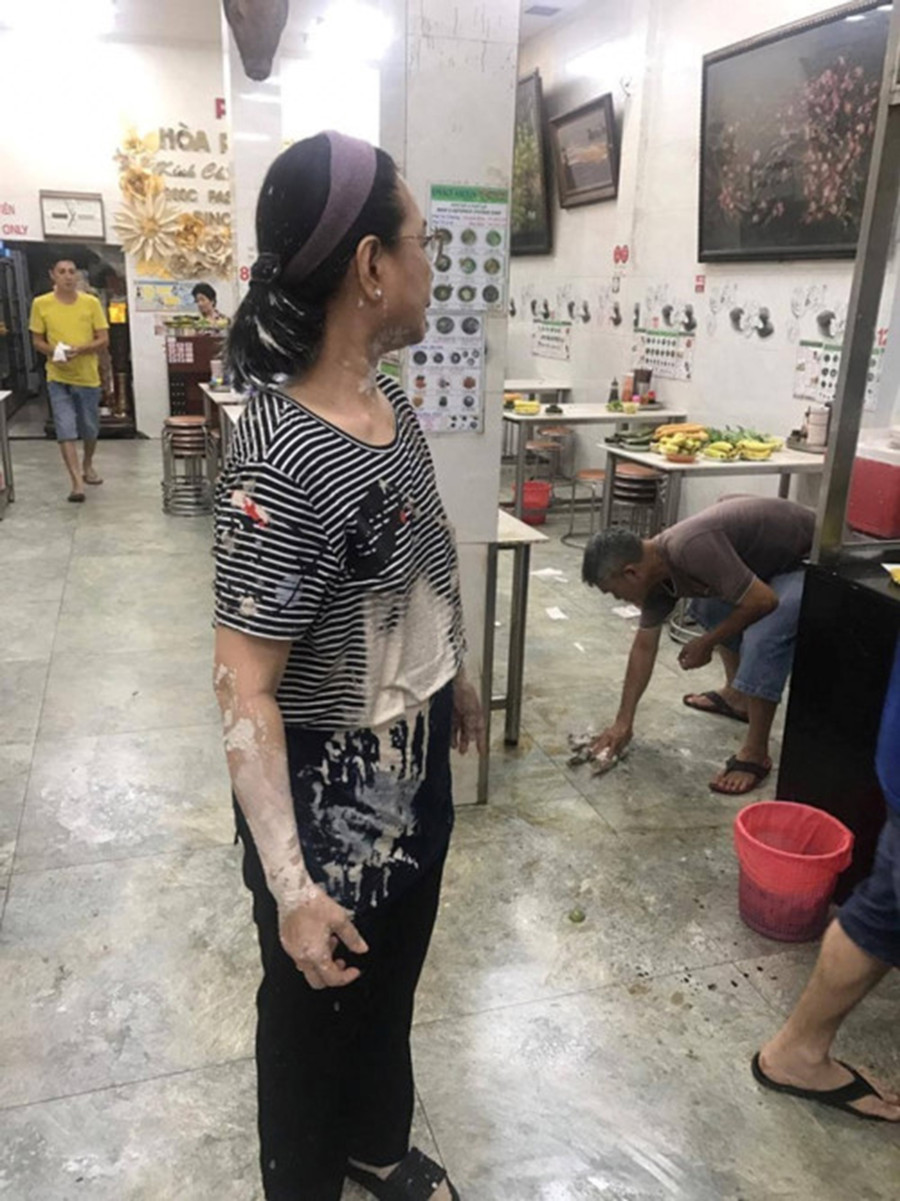 Phở Hòa bị nhóm giang hồ “khủng bố” bằng mắm tôm, sơn. Ảnh: Internet Phở Hòa bị nhóm giang hồ “khủng bố” bằng mắm tôm, sơn. Ảnh: Internet
