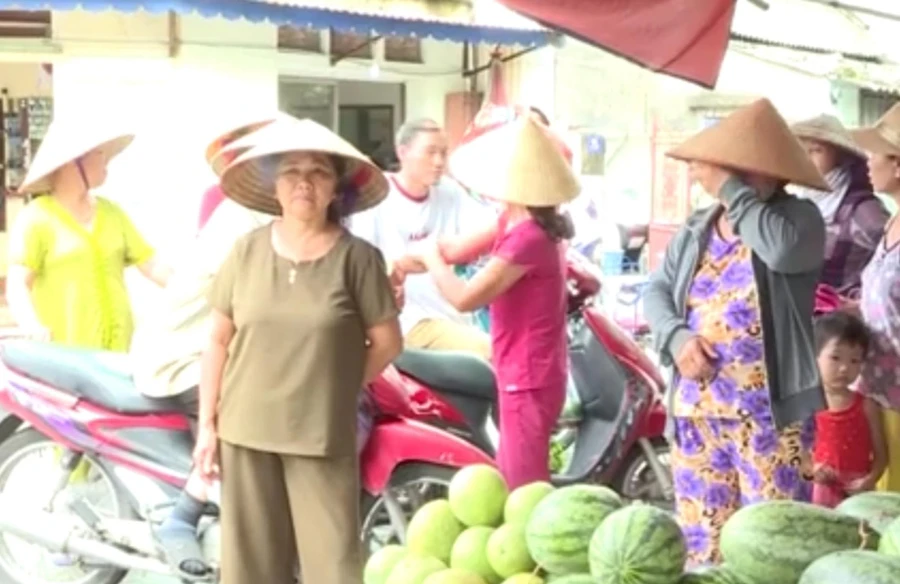 Cảnh người dân mong ngóng chủ hụi và lo lắng hàng chục tỷ đồng “bốc hơi”