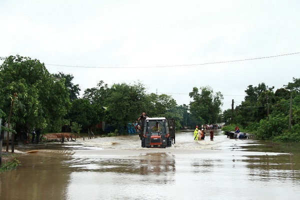 Tuyến đường từ huyện Buôn Đôn qua Ea Súp bị nước nhấn chìm, khó khăn trong lưu thông.