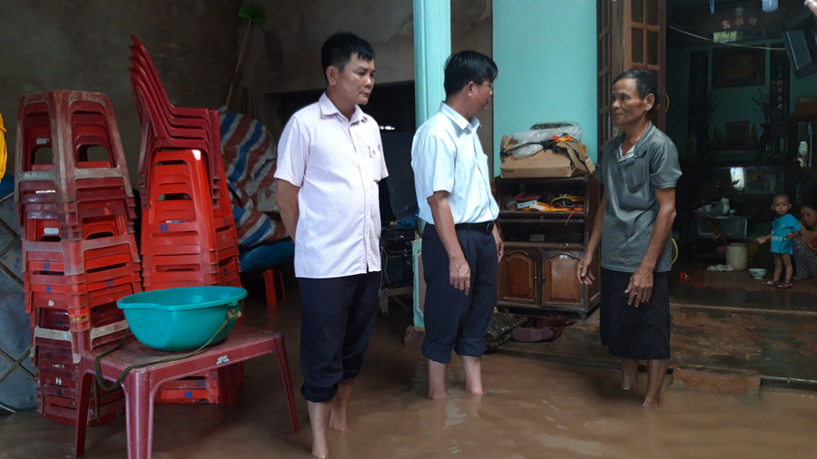 Ông Tăng (ngoài cùng bên phải) buồn rầu khi ao cá và lúa của gia đình bị nước nhấn chìm. Ông Tăng (ngoài cùng bên phải) buồn rầu khi ao cá và lúa của gia đình bị nước nhấn chìm.