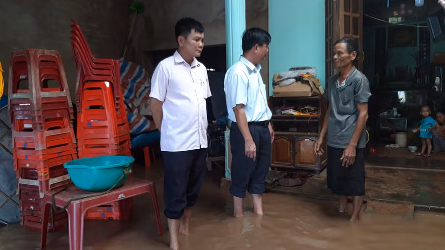 Ông Tăng (ngoài cùng bên phải) buồn rầu khi ao cá và lúa của gia đình bị nước nhấn chìm. Ông Tăng (ngoài cùng bên phải) buồn rầu khi ao cá và lúa của gia đình bị nước nhấn chìm.