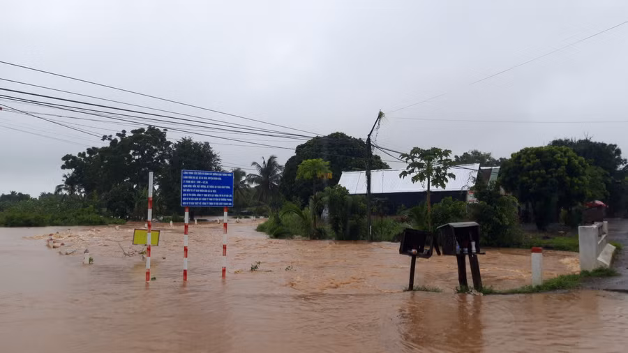 Nước ngập sâu khiến nhiều nhà dân bị cô lập. Nước ngập sâu khiến nhiều nhà dân bị cô lập.