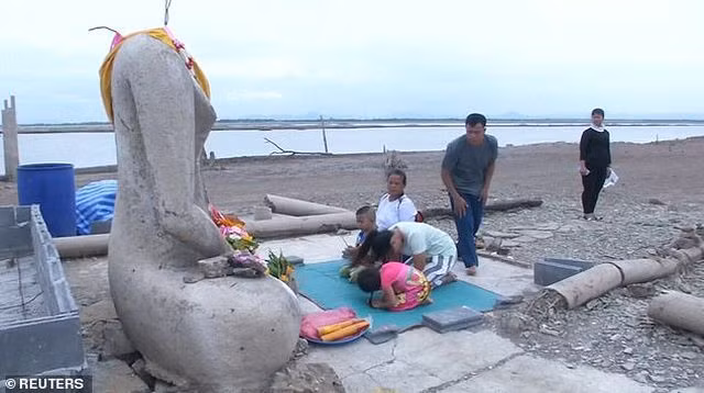 Ngôi đền thiêng “mất tích” suốt 20 năm bất ngờ “hiện hình” - 1