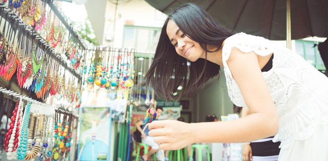 Đừng vì quá tằn tiện mà đánh mất nhiều niềm vui của các thành viên trong gia đình. Ảnh: Bangkok Attractions. 10 cach giup tiet kiem ma khong tan tien hinh anh 3