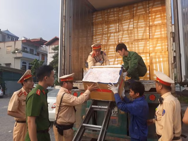 Lực lượng cảnh sát đang kiểm đếm lượng nội tạng trên container.
