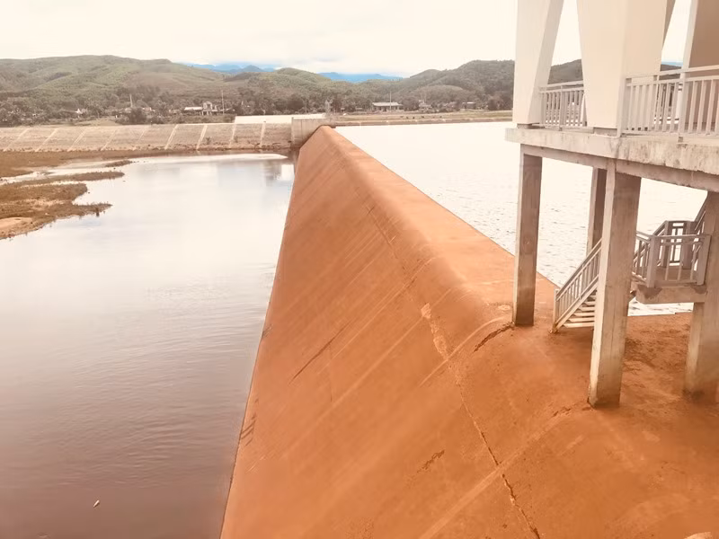Vị trí đập dâng Ngàn Trươi còn nhuộm một màu đỏ khi không mở cửa xả vào chiều 2/8 Vị trí đập dâng Ngàn Trươi còn nhuộm một màu đỏ khi không mở cửa xả vào chiều 2/8