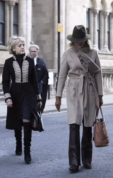 Camilla quyết tâm đòi thêm 700 tỉ đồng.