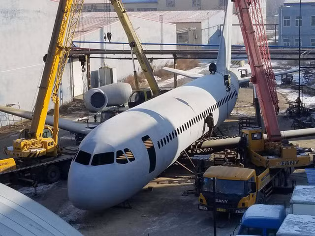 Nông dân chi gần 3 tỷ dựng mô hình máy bay bằng nửa tòa cao ốc ảnh 7