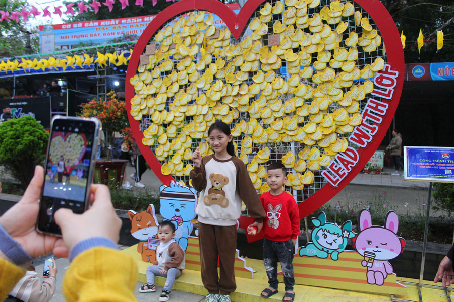 Các em nhỏ được gia đình đưa lên núi Trường Lệ - nơi tổ chức sự kiện để dạo chơi, nhân ngày cuối tuần thời tiết mát mẻ. Ảnh: LT. Các em nhỏ được gia đình đưa lên núi Trường Lệ - nơi tổ chức sự kiện để dạo chơi, nhân ngày cuối tuần thời tiết mát mẻ. Ảnh: LT.