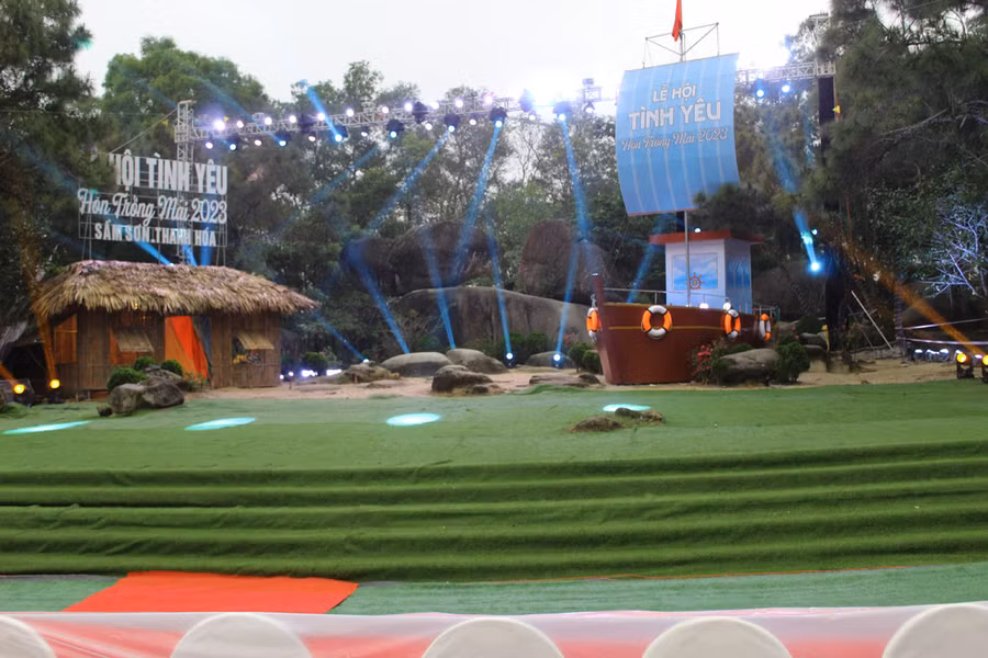Lễ hội tình yêu hòn Trống Mái năm 2023 sẽ chính thức diễn ra vào lúc 20h ngày 9/4 tại hòn Trống Mái, thành phố biển Sầm Sơn. Đây được xem là sự kiện mở đầu cho chuỗi các hoạt động sẽ diễn ra trong mùa du lịch biển Sầm Sơn năm nay. Ảnh: LT.