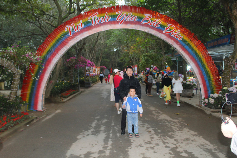 Hiện tại, toàn bộ các hạng mục đã được Ban tổ chức hoàn tất để chuẩn bị cho đêm khai mạc Lễ hội tình yêu hòn Trống Mái năm 2023. Đường hoa tình yêu dẫn vào hòn Trống Mái - nơi tổ chức chương trình được trang hoàng rực rỡ bởi những hàng hoa giấy, cẩm tú cầu. Ảnh: LT. Hiện tại, toàn bộ các hạng mục đã được Ban tổ chức hoàn tất để chuẩn bị cho đêm khai mạc Lễ hội tình yêu hòn Trống Mái năm 2023. Đường hoa tình yêu dẫn vào hòn Trống Mái - nơi tổ chức chương trình được trang hoàng rực rỡ bởi những hàng hoa giấy, cẩm tú cầu. Ảnh: LT.