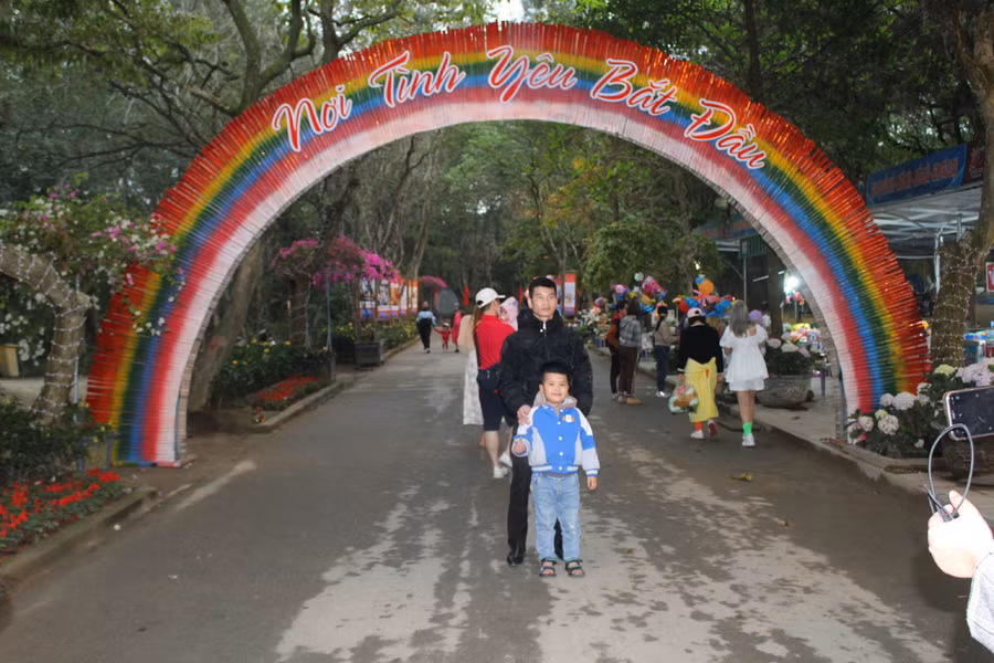 Hiện tại, toàn bộ các hạng mục đã được Ban tổ chức hoàn tất để chuẩn bị cho đêm khai mạc Lễ hội tình yêu hòn Trống Mái năm 2023. Đường hoa tình yêu dẫn vào hòn Trống Mái - nơi tổ chức chương trình được trang hoàng rực rỡ bởi những hàng hoa giấy, cẩm tú cầu. Ảnh: LT.