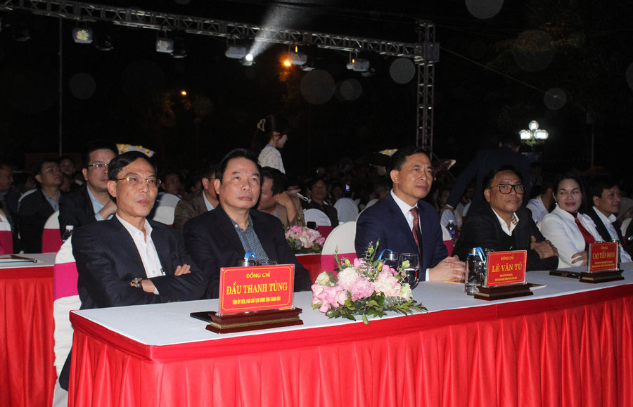 Ông Đầu Thanh Tùng - Phó Chủ tịch UBND tỉnh Thanh Hóa cùng các đại biểu dự chương trình. Ảnh LT.