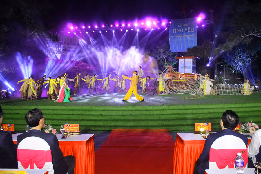 Chương trình ca nhạc tại buổi khai mạc Lễ hội tình yêu hòn Trống Mái 2023. Ảnh: LT