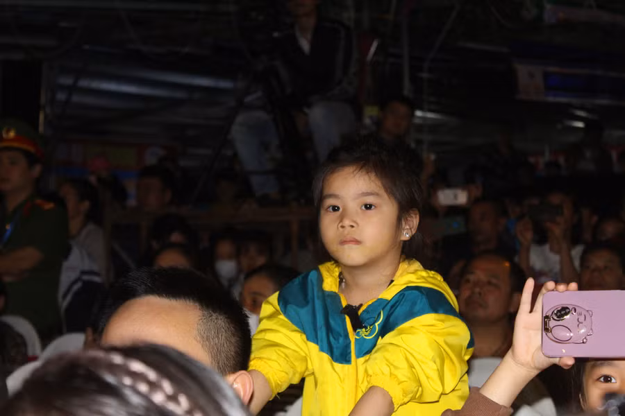 Một em nhỏ chú tâm theo dõi chương trình. Ảnh: LT.