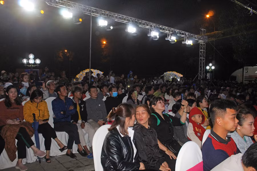 Lễ hội tình yêu hòn Trống Mái 2023 thu hút đông đảo du khách và người dân địa phương. Ảnh: LT.