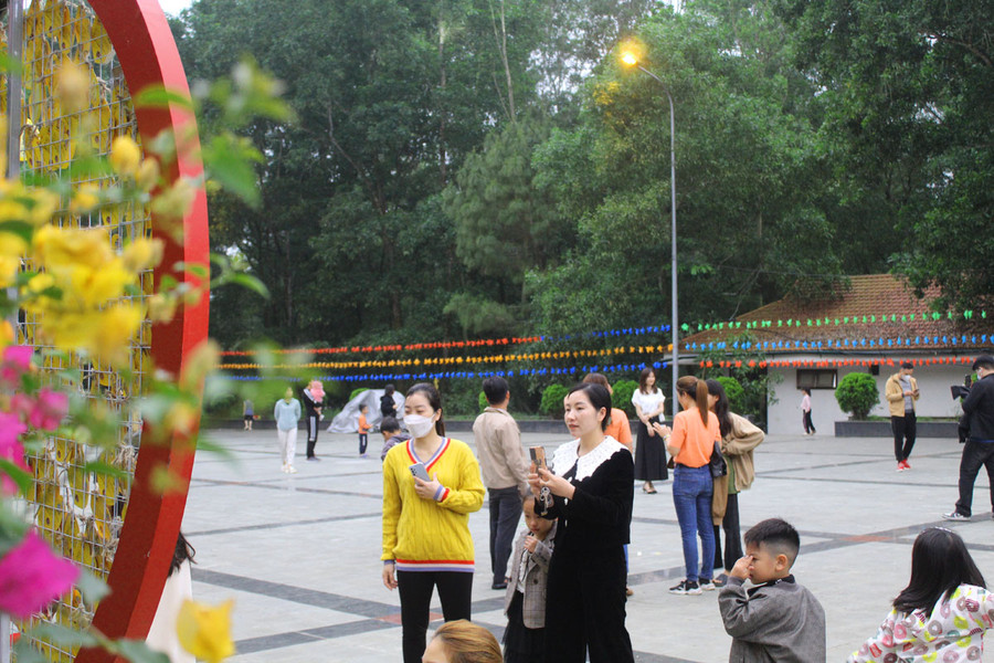 Trước vẻ đẹp rực rỡ sắc màu của đường hoa, nhiều du khách đã tranh thủ ngày nghỉ cuối tuần về đây chụp ảnh và dạo chơi, dù thời tiết có mưa phùn. Ảnh: LT. Trước vẻ đẹp rực rỡ sắc màu của đường hoa, nhiều du khách đã tranh thủ ngày nghỉ cuối tuần về đây chụp ảnh và dạo chơi, dù thời tiết có mưa phùn. Ảnh: LT.