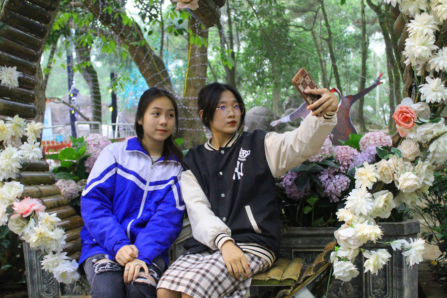 Nữ sinh Nguyễn Thị Hà Phương, học sinh Trường THPT Chu Văn An (TP Sầm Sơn, Thanh Hóa) cùng bạn thân đã tới đây từ chiều. Phương hồ hởi chia sẻ: "Đây là lần đầu tiên em tới nơi này, cảnh vật được trang hoàng rất rực rỡ. Hiện em và bạn rất hào hứng chờ đón chương trình âm nhạc sẽ diễn ra vào tối nay". Ảnh: LT. Nữ sinh Nguyễn Thị Hà Phương, học sinh Trường THPT Chu Văn An (TP Sầm Sơn, Thanh Hóa) cùng bạn thân đã tới đây từ chiều. Phương hồ hởi chia sẻ: "Đây là lần đầu tiên em tới nơi này, cảnh vật được trang hoàng rất rực rỡ. Hiện em và bạn rất hào hứng chờ đón chương trình âm nhạc sẽ diễn ra vào tối nay". Ảnh: LT.