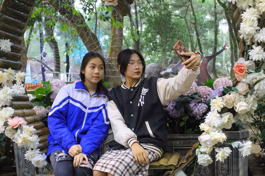 Nữ sinh Nguyễn Thị Hà Phương, học sinh Trường THPT Chu Văn An (TP Sầm Sơn, Thanh Hóa) cùng bạn thân đã tới đây từ chiều. Phương hồ hởi chia sẻ: "Đây là lần đầu tiên em tới nơi này, cảnh vật được trang hoàng rất rực rỡ. Hiện em và bạn rất hào hứng chờ đón chương trình âm nhạc sẽ diễn ra vào tối nay". Ảnh: LT.