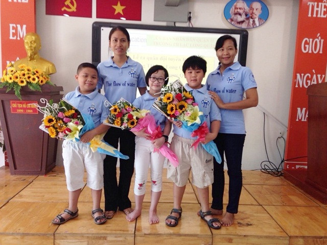 Cô và trò Trường Tiểu học Lạc Long Quân, Quận 11, TPHCM trước giờ lên đường sang Mỹ tranh tài Cô và trò Trường Tiểu học Lạc Long Quân, Quận 11, TPHCM trước giờ lên đường sang Mỹ tranh tài
