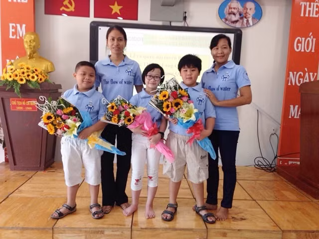 Cô và trò Trường Tiểu học Lạc Long Quân, Quận 11, TPHCM trước giờ lên đường sang Mỹ tranh tài