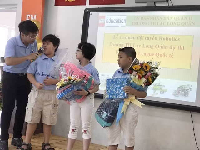 Ba thành viên của đội Robotics Trường Tiểu học Lạc Long Quân, Quận 11, TPHCM tại lễ xuất quân do Sở GD&ĐT TPHCM tổ chức